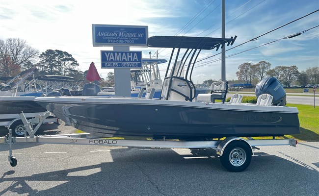 2026 Robalo 206 Cayman Shark Gray